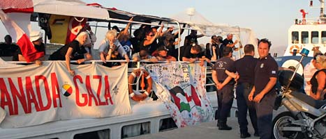 Grekiska kustbevakare står och vaktar skepp i hamnen på Kreta. FOTO: AP/Image Photo Services/Scanpix